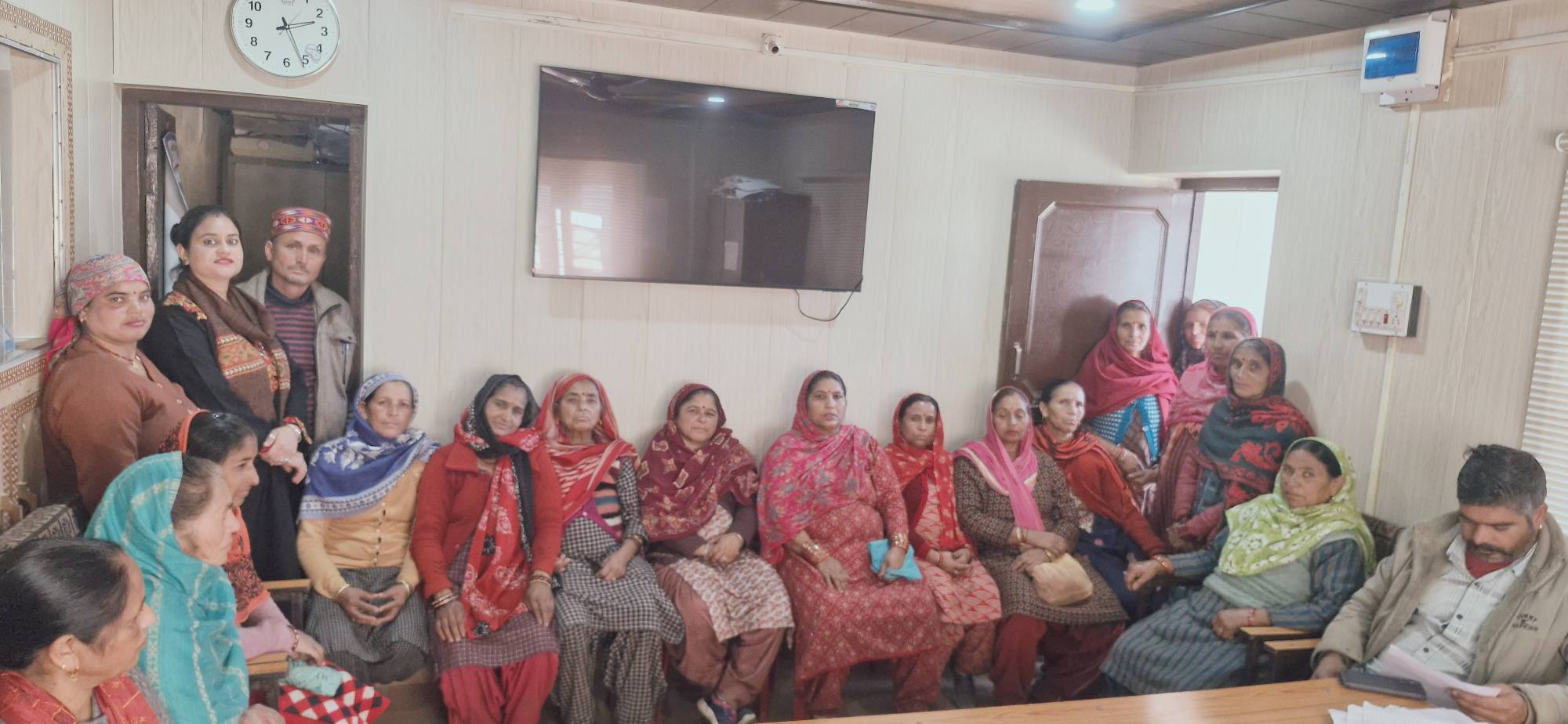 आज ” नशा निवारण कमेटी “की बैठक की गई!इस बैठक में पंचायत स्तरीय नशा निवारण के लिए सभी वार्ड मेंबर, पंचायत उप प्रधान, पंचायत सचिव, मैं स्वयं व महिला मंडल उपस्थित  रहे!