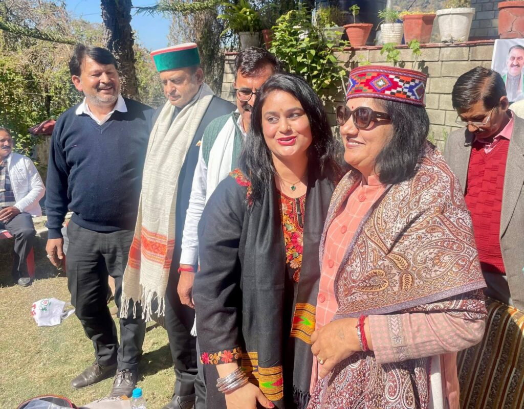 श्रीमती चंपा ठाकुर (कांग्रेस ज़िला कमेटी अध्यक्ष) आज पहुँची जोगिन्द्रनगर में कांग्रेस कार्यकर्ताओं के बीच…