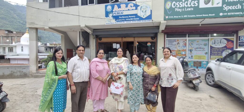 रिश्तों को बनाने वाले बडे नहीं होते, निभाने वाले बडे होते हैं।
